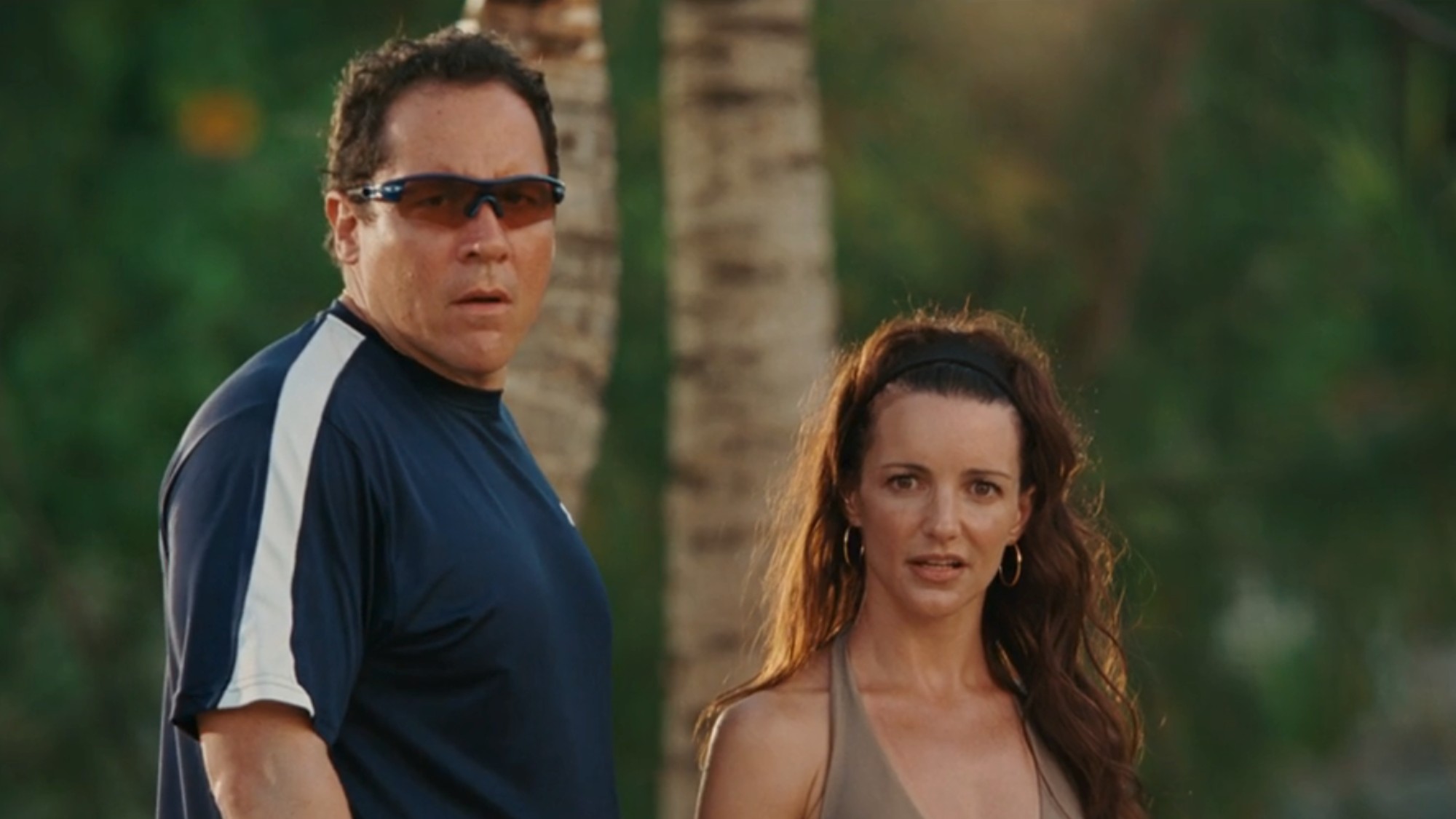 Jon Favreau wearing sunglass and standing next to Kristin Davis in Couple's Retreat