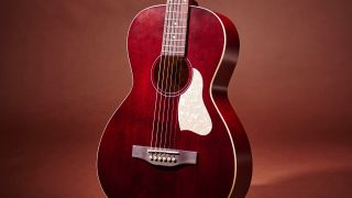 A close up of the body on a Art & Lutherie Roadhouse Tennessee Red acoustic guitar