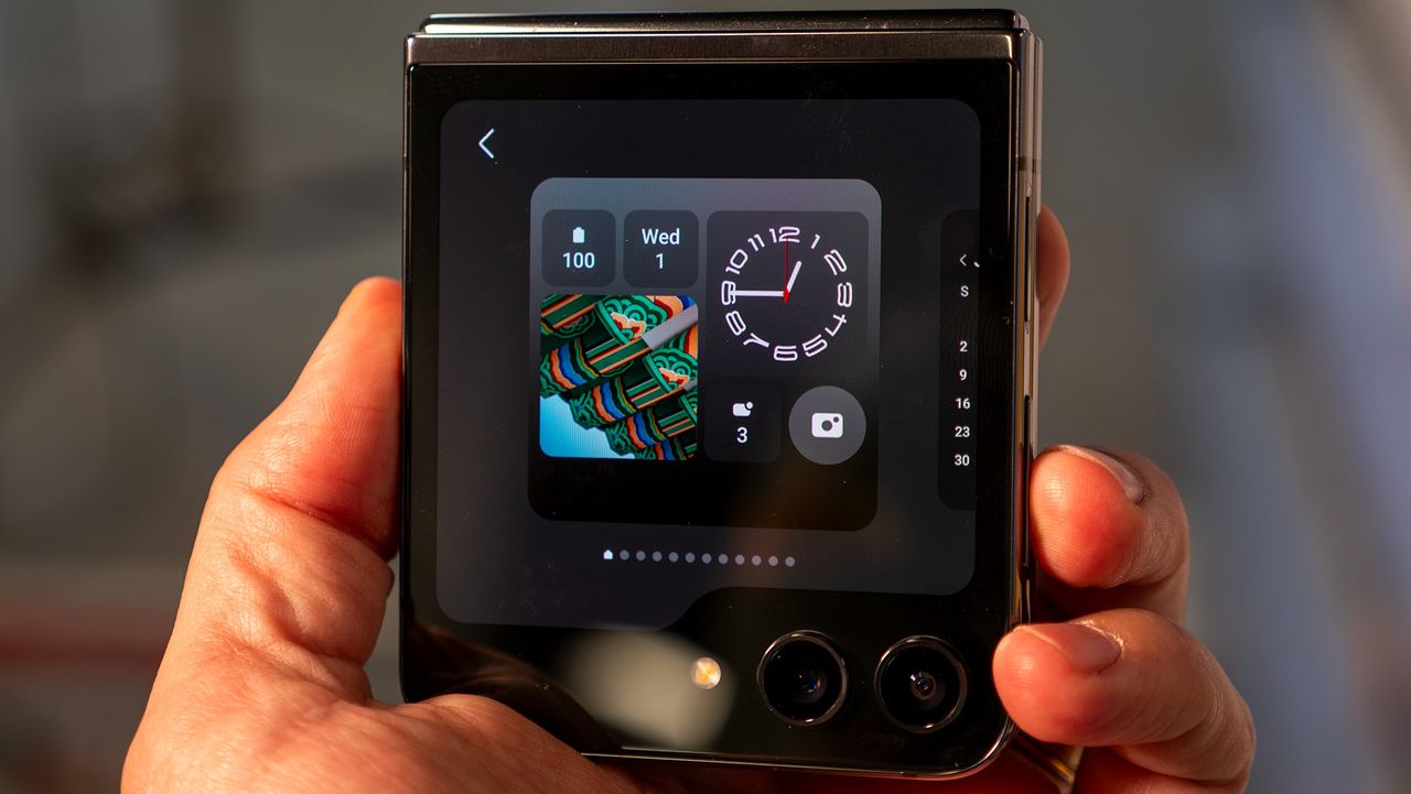 Using the cover display on the Samsung Galaxy Z Flip 5