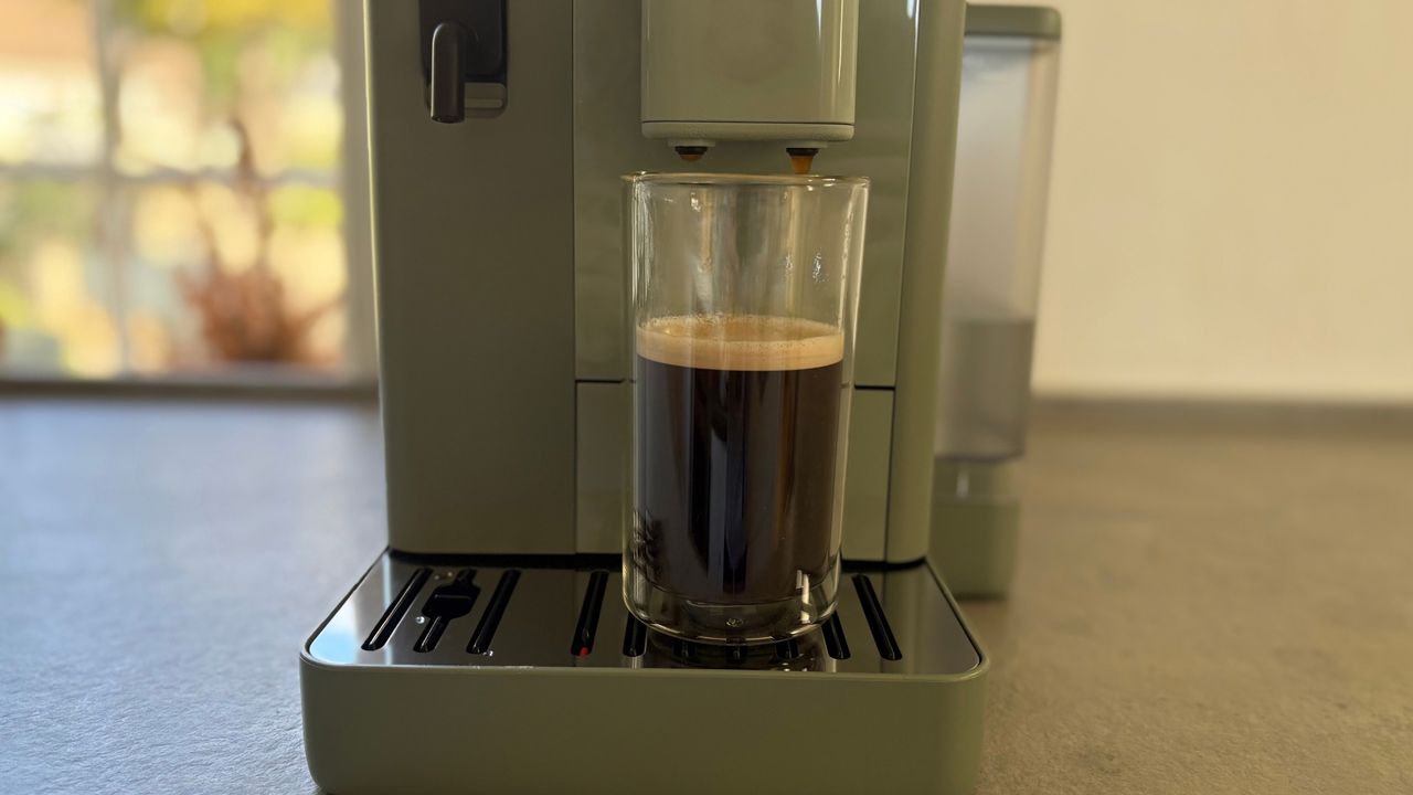 De'Longhi Rivelia Start Coffee Machine on the counter making a cold brew