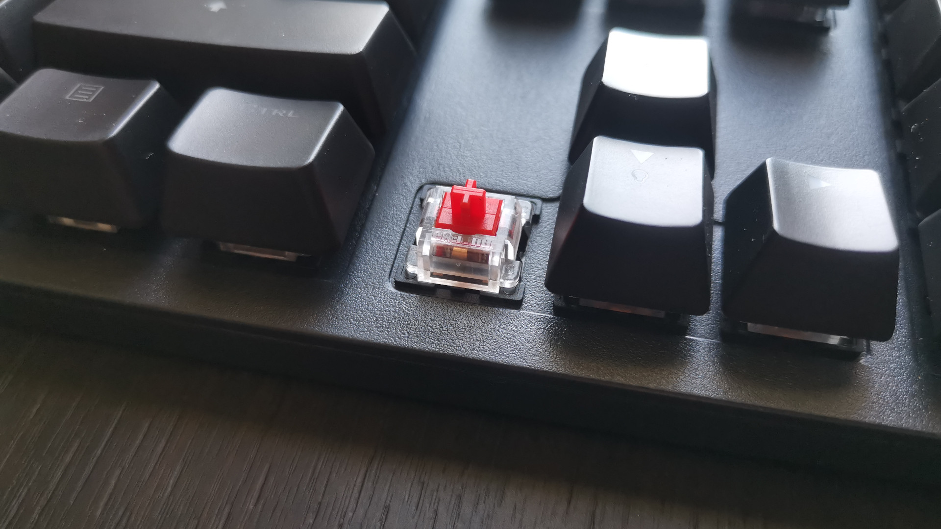 Красные переключатели, используемые на игровой клавиатуре Trust GXT 863 Mazz