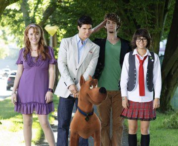 90018-L_to_R_Kate_Melton_Daphne_Robbie_Amell_Fred_Nick_Palatas_Shaggy_and_Hayley_Kiyoko_Velma_from_Cartoon_Network_s_Scooby_Doo_the_360x295.jpg