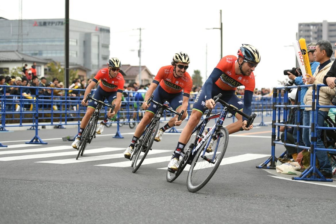 Vincenzo Nibali sits at the back in the team time trial
