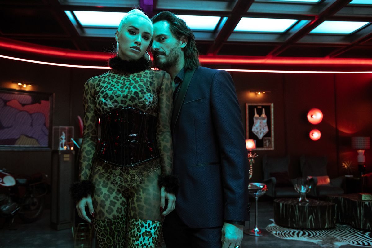 Lali Esp&oacute;sito as Wendy and Asier Etxeandia as Romeo in "Sky Rojo" on Netflix.