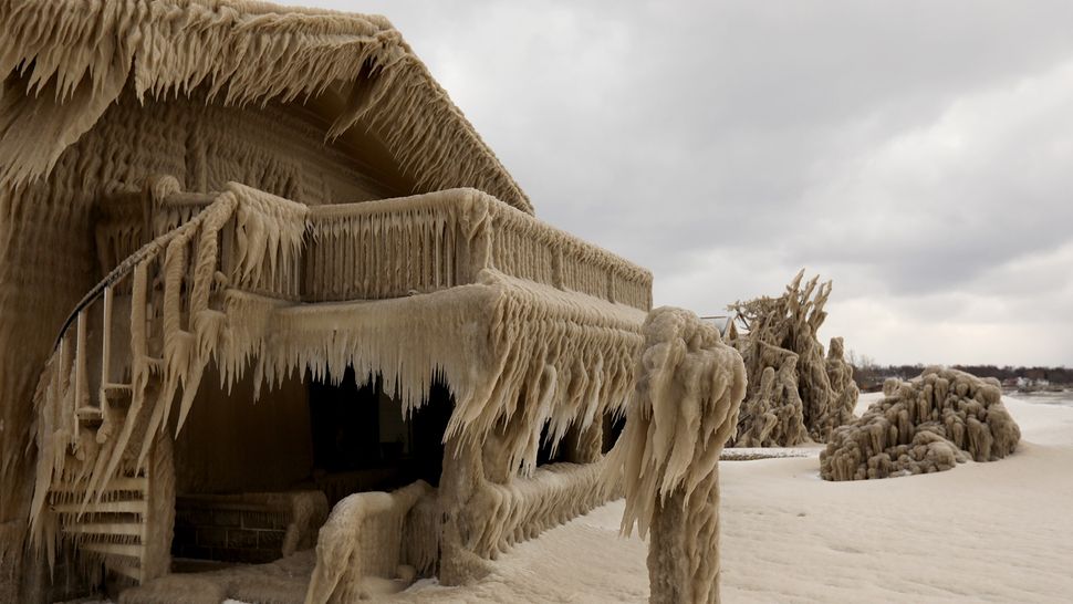 'Welcome to Narnia': Frozen homes near Lake Erie are an eerie sight