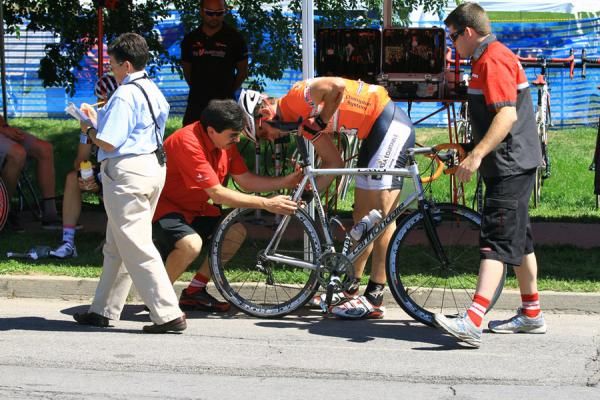 Despite all the efforts, points leader Barrows (Axa Equitable) crashed out and had to pit.