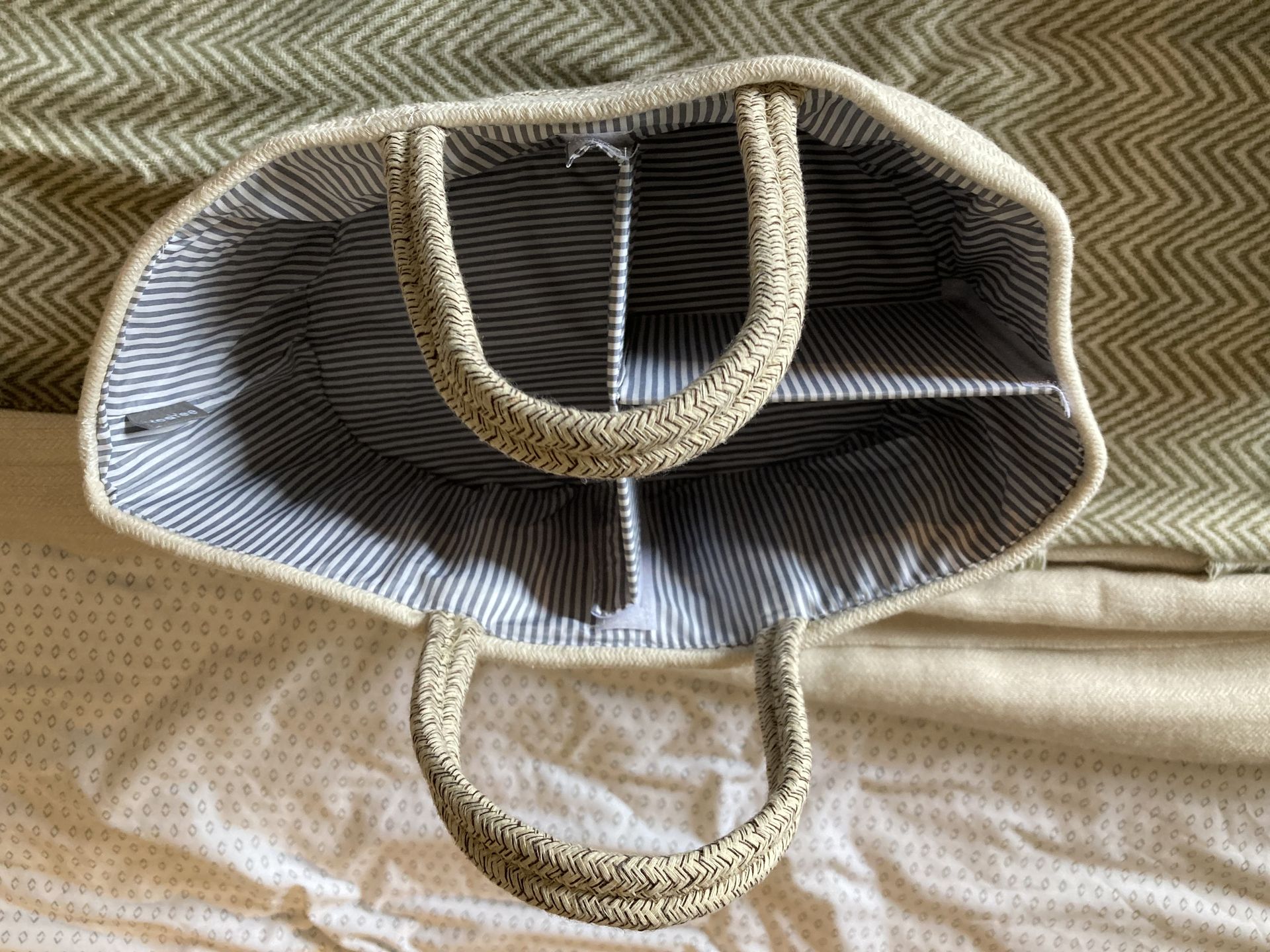 Wadah kebutuhan harian Lindsey dari atas ke bawah sebelum diisi