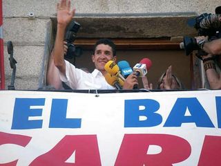 Carlos Sastre receives a hearty welcome