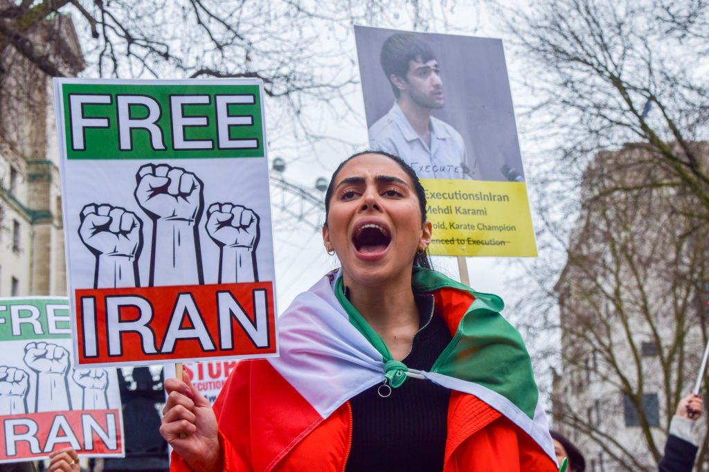 LONDRA, BİRLEŞİK KRALLIK - 2023/01/14: Bir protestocu, gösteri sırasında 'İran'ı Özgürleştir' pankartı tutuyor.  Göstericiler, İran'daki infazları protesto etmek ve İran'ın özgürlüğünü desteklemek için Downing Caddesi dışında toplandı.