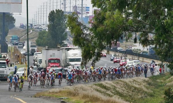 The peloton enters Puebla.