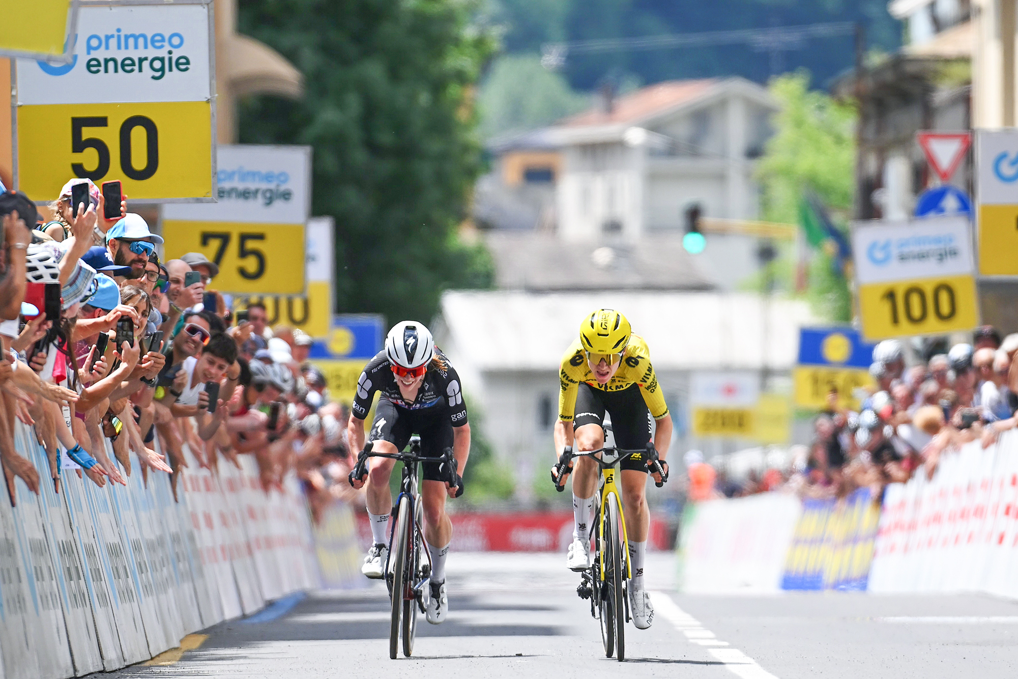 Lauren Dickson and Femke de Vries end their 40km escape on stage 1 of the Tour de Suisse Women with a sprint to the finish line in Sondrio