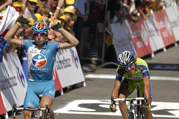 Pierrick Fedrigo (Bbox Bouygues Telecom) claims the win over Franco Pellizotti (Liquigas)