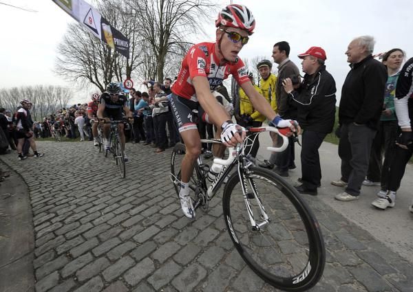Breschel was one of the men to make the split in the tightly bunched hellingen in Dwars door Vlaanderen
