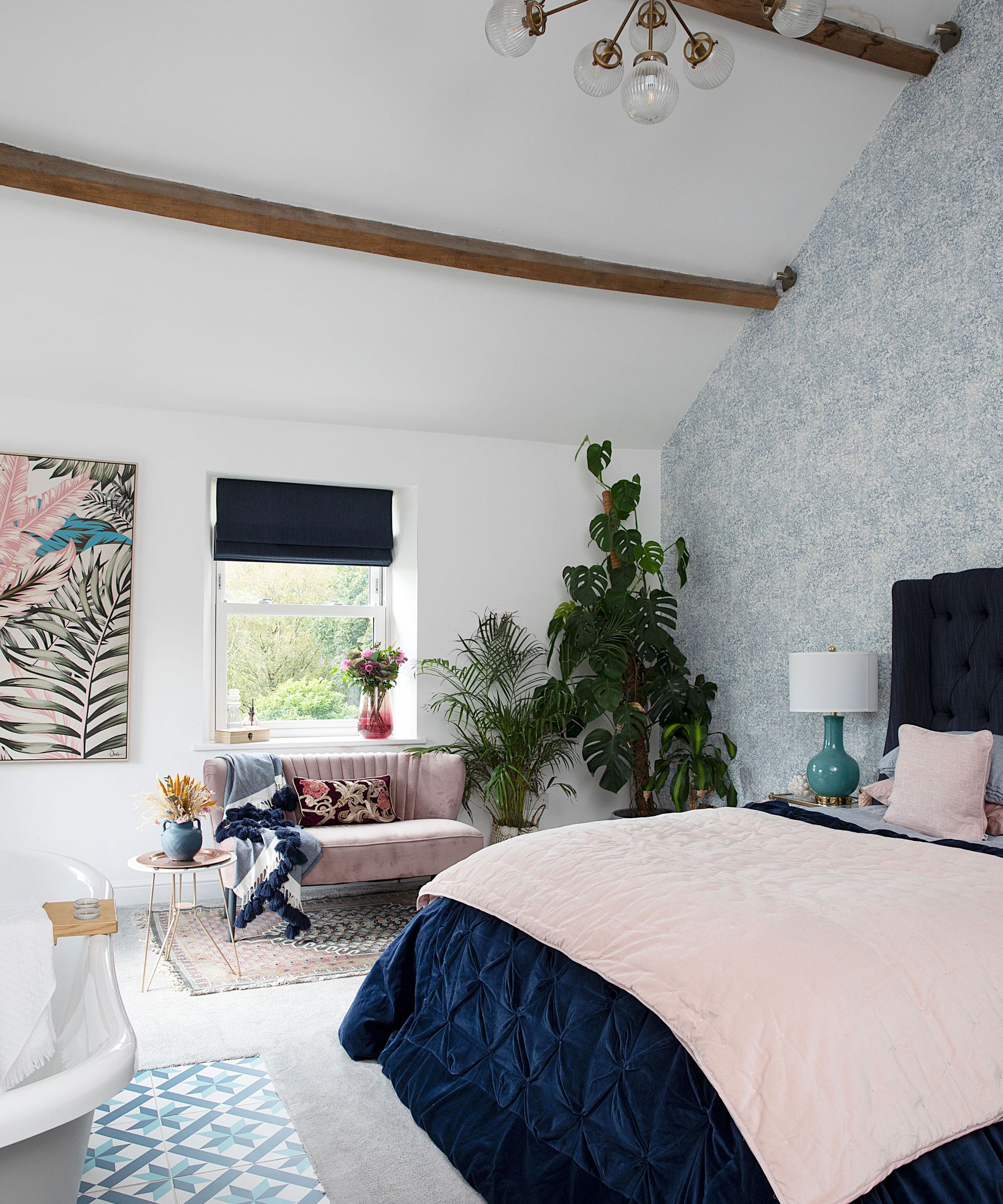 Emma dan Martin Coulthurst mengubah kamar tidur dan kamar mandi menjadi kamar utama dengan bak mandi yang menarik