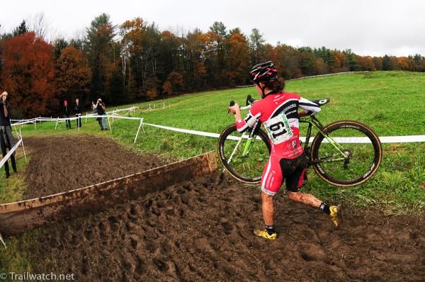Crystal Anthony (Cyclocrossworld.com) running the barriers with the race lead.