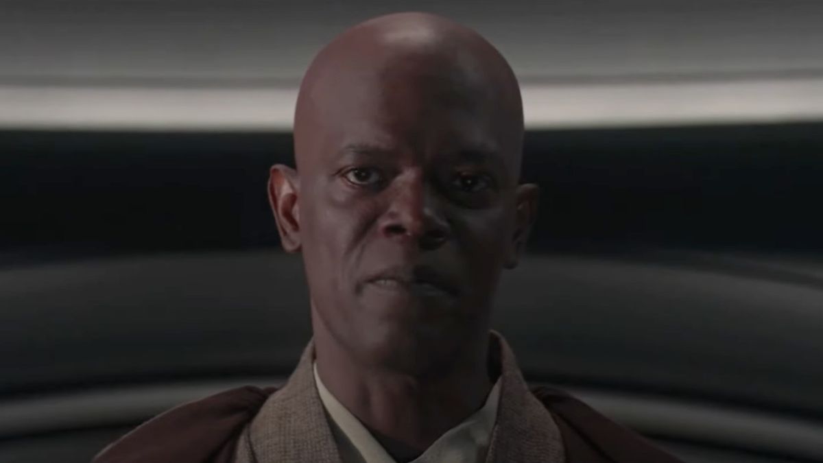 Mace Windu (Samuel L. Jackson) speaks to Supreme Chancellor Palpatine in Star Wars: Episode III - Revenge of the Sith