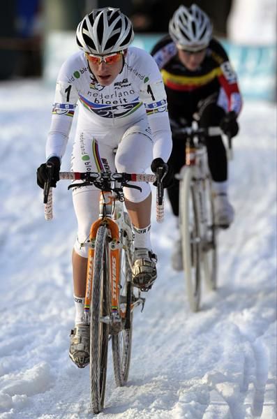 World champion Marianne Vos (Nederland Bloeit) leads Belgian champion Sanne Cant (BKCP - Powerplus) on the snowy circuit.