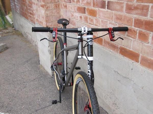 The giant upper tube on the Cannondale Lefty fork makes the standard 1 1/8" head tube look tiny in comparison.