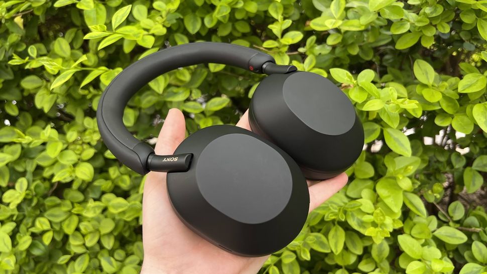 I tested Sony's WH-1000XM5 against AirPods Max, and Apple's still the ...