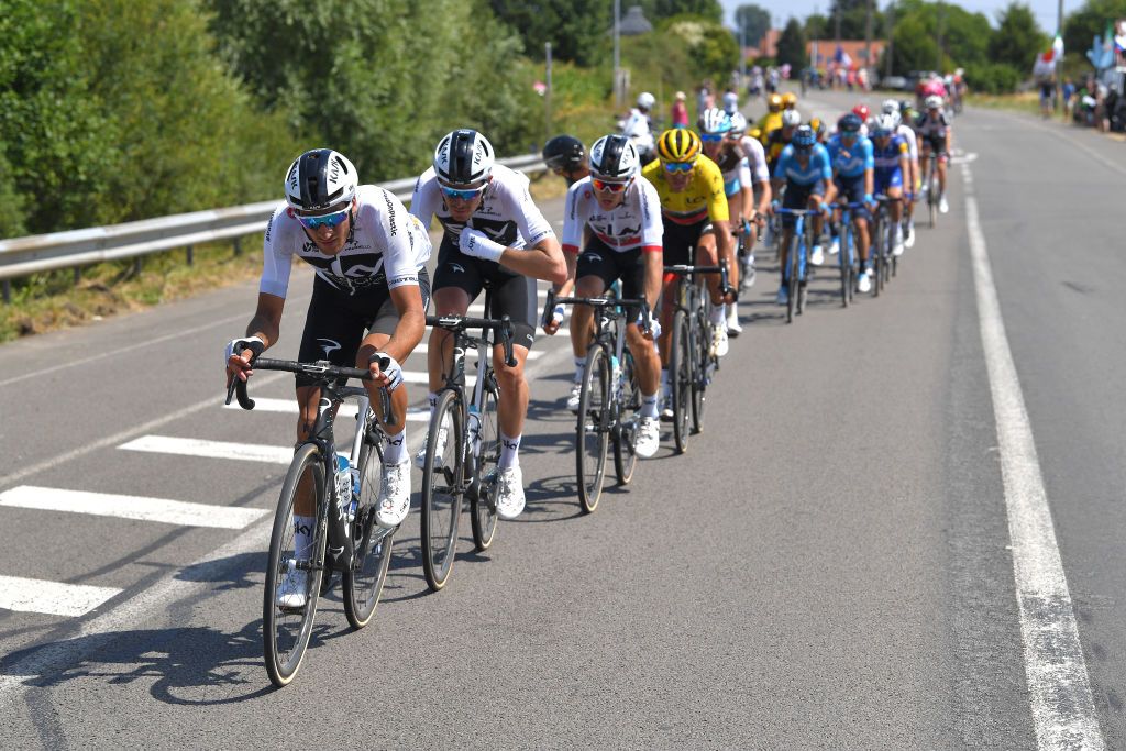 Team Sky drives the pace as the peloton splinters