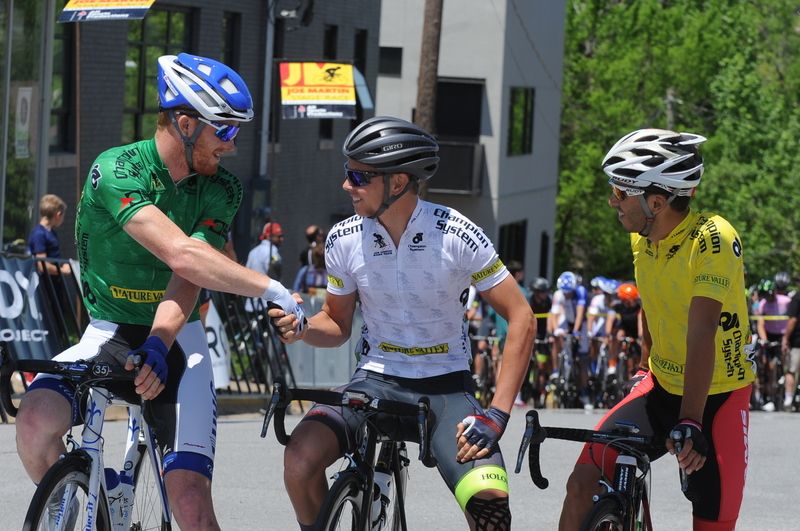 The jersey wearers shake hands on the start line