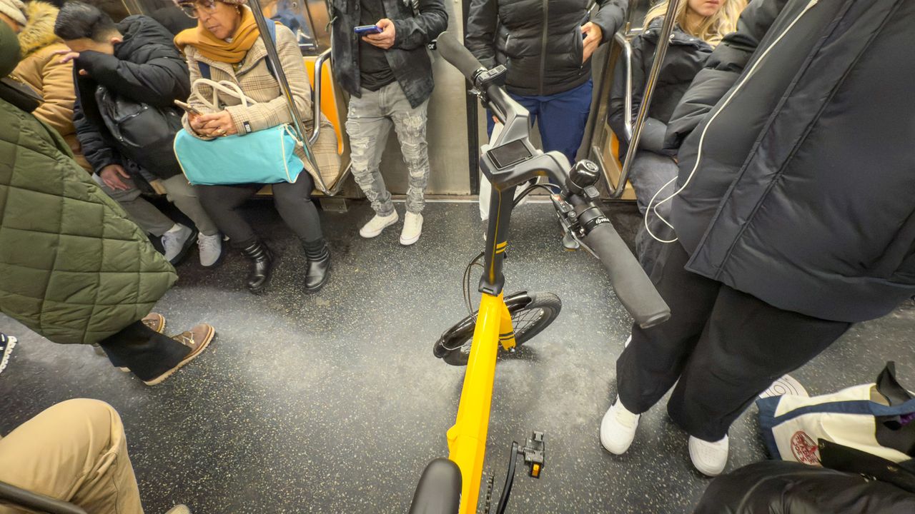 Urtopia Carbon Fold 1 - Taking on subway