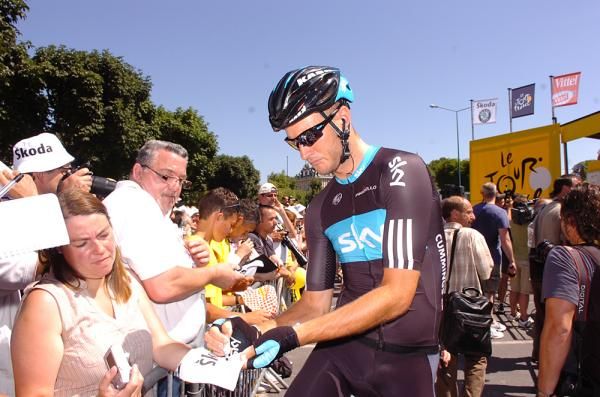 Steven Cummings (Sky) signs some autographs
