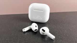 AirPods 4 op de tafel