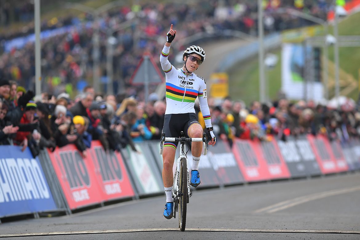 Sanne Cant celebrates her victory and overall title