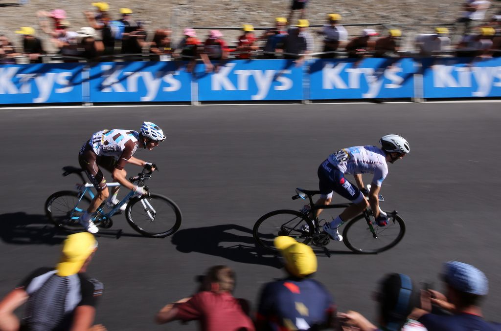 Adam Yates (Orica-BikeExchange) and Romain Bardet (AG2R-La Mondiale) sprint for the line