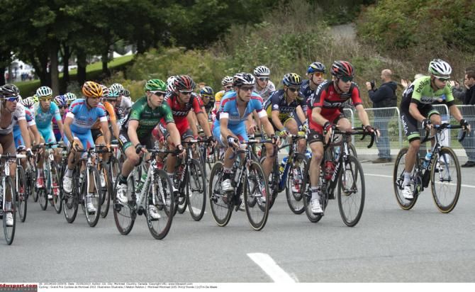 The peloton mid-race