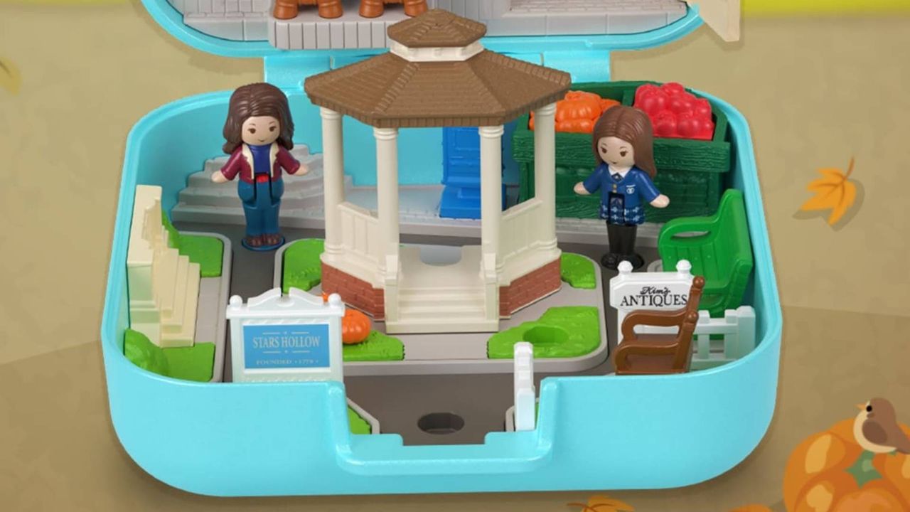 Nothing feels more perfect for the fall season than Mattel's new official Gilmore Girls Polly Pocket compact
