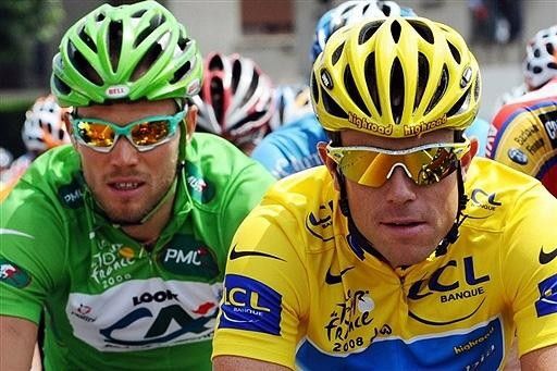 Thor Hushovd (Cr&eacute;dit Agricole) rolls out behind leader Kim Kirchen (Columbia).