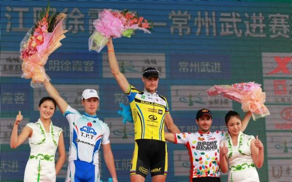 The top three on the stage: Boris Shpilevskiy (Tabriz Petrochemical), Alois Kankovsky (ASC Dukla Praha) and Ken Hanson (Jelly Belly p/b Kenda)