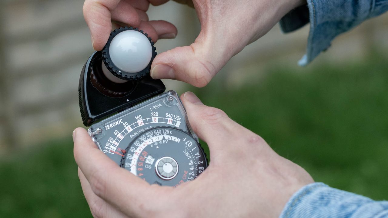 Sekonic Studio Deluxe III L-398A attaching lumisphere