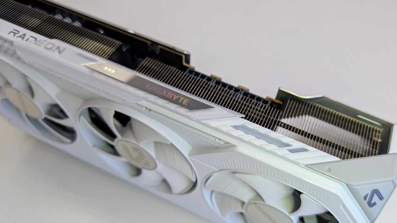 Gigabyte Radeon RX 9070 XT Gaming OC Ice 16GB PCIe power connectors