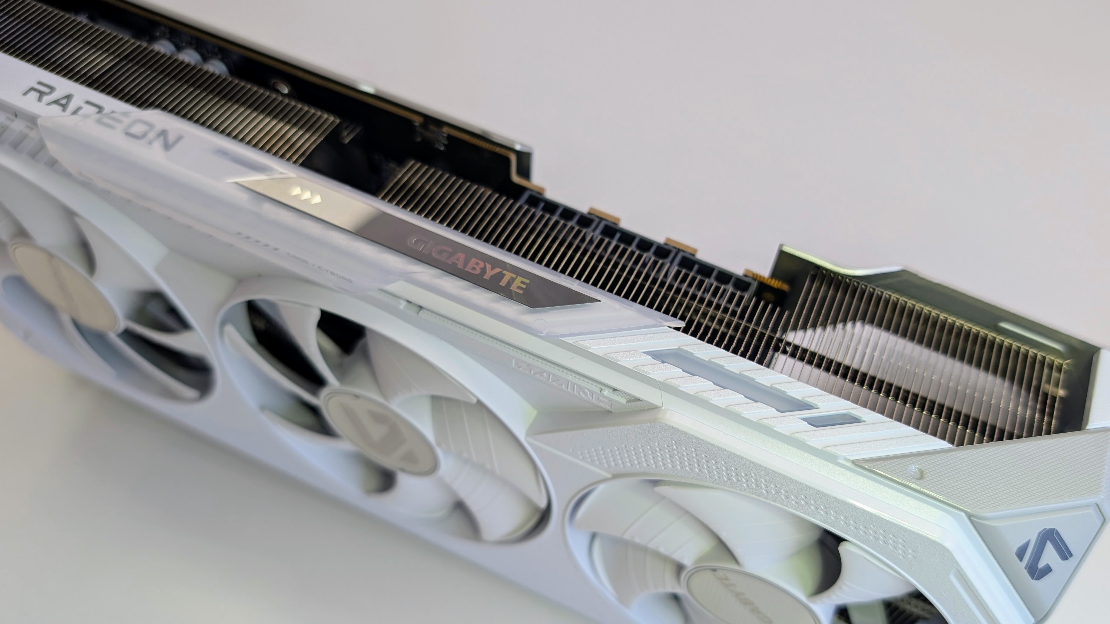 Gigabyte Radeon RX 9070 XT Gaming OC Ice 16GB PCIe power connectors