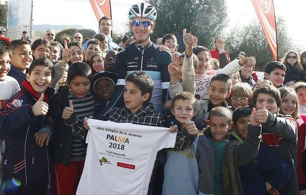 Andy Schleck (Leopard Trek) poses with schoolchildren