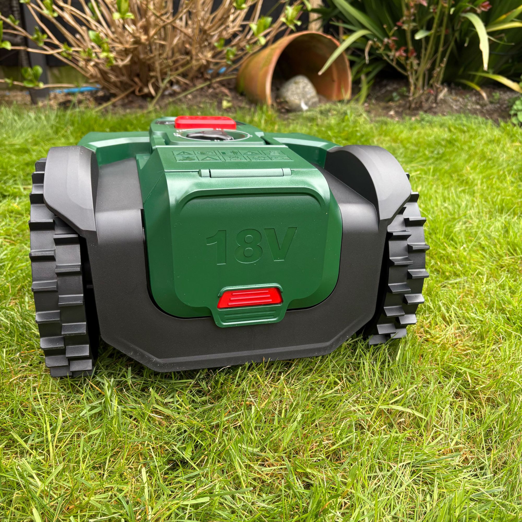 Back view of Bosch VISIMOW18V-100 on grass lawn