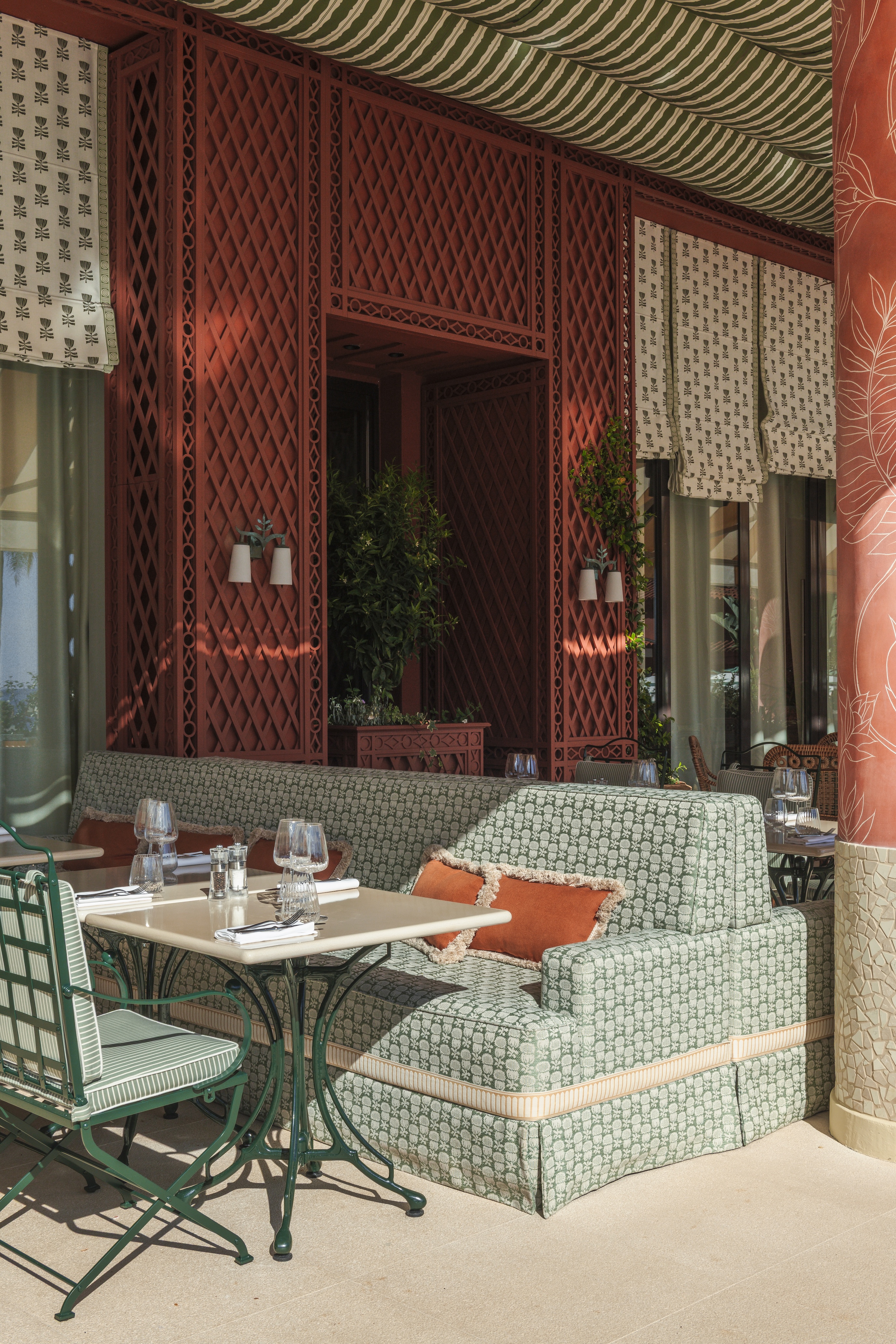 An image of the outdoor seating at Le Deck, a poolside restaurant at Monte-Carlo Beach