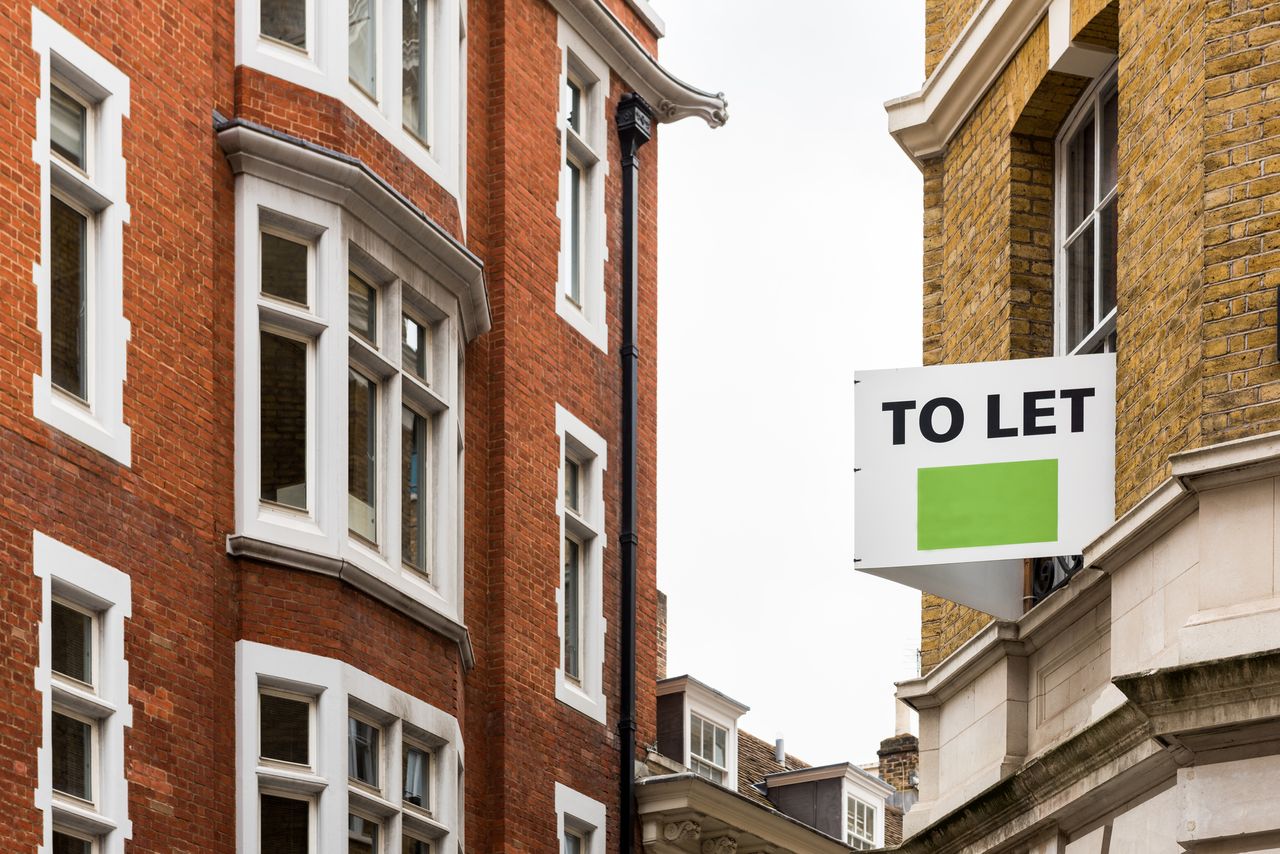 To let sign beneath window of UK apartment