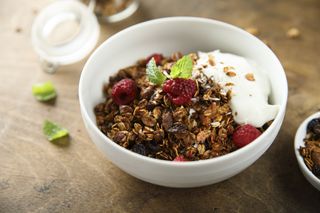 What to eat after a workout: yoghurt and granola