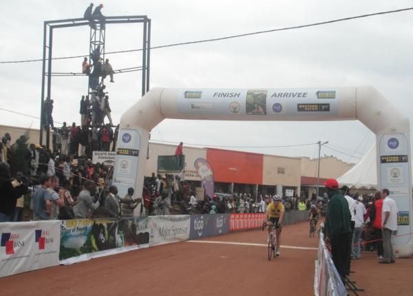 Overnight leader Reinardt Janse Van Rensburg (South Africa) suffered a flat and surrendered his yellow jersey.