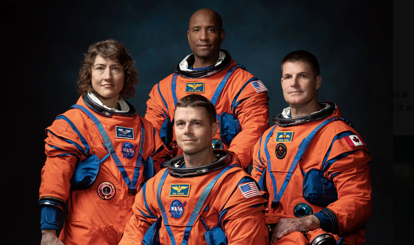 imagem promocional de quatro astronautas em trajes espaciais laranja