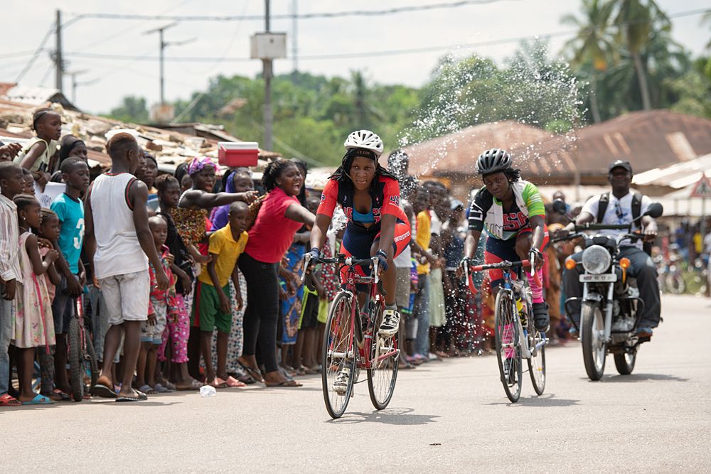 The women&acirc;s race became a two-way contest