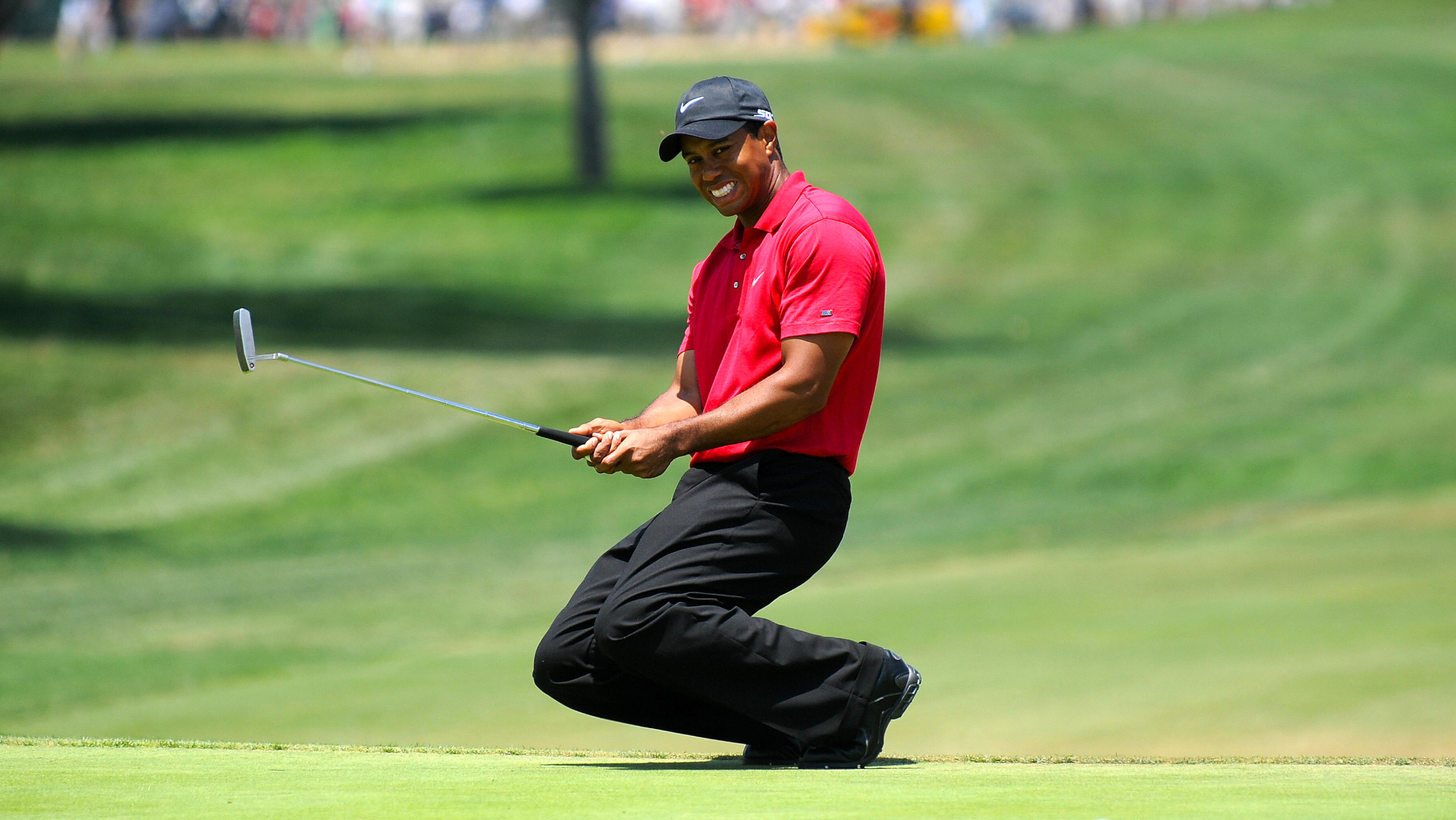 Tiger Woods misses a putt at the US Open in a playoff in 2008