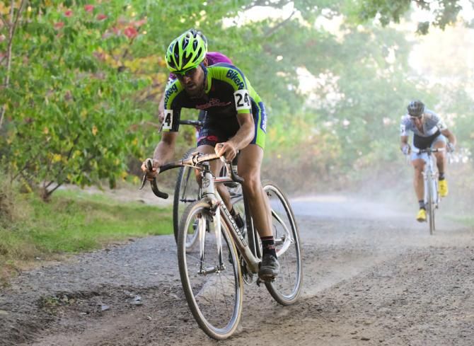 Jerome Townsend (Bikereg.com) in a chase group on a fire road near the water