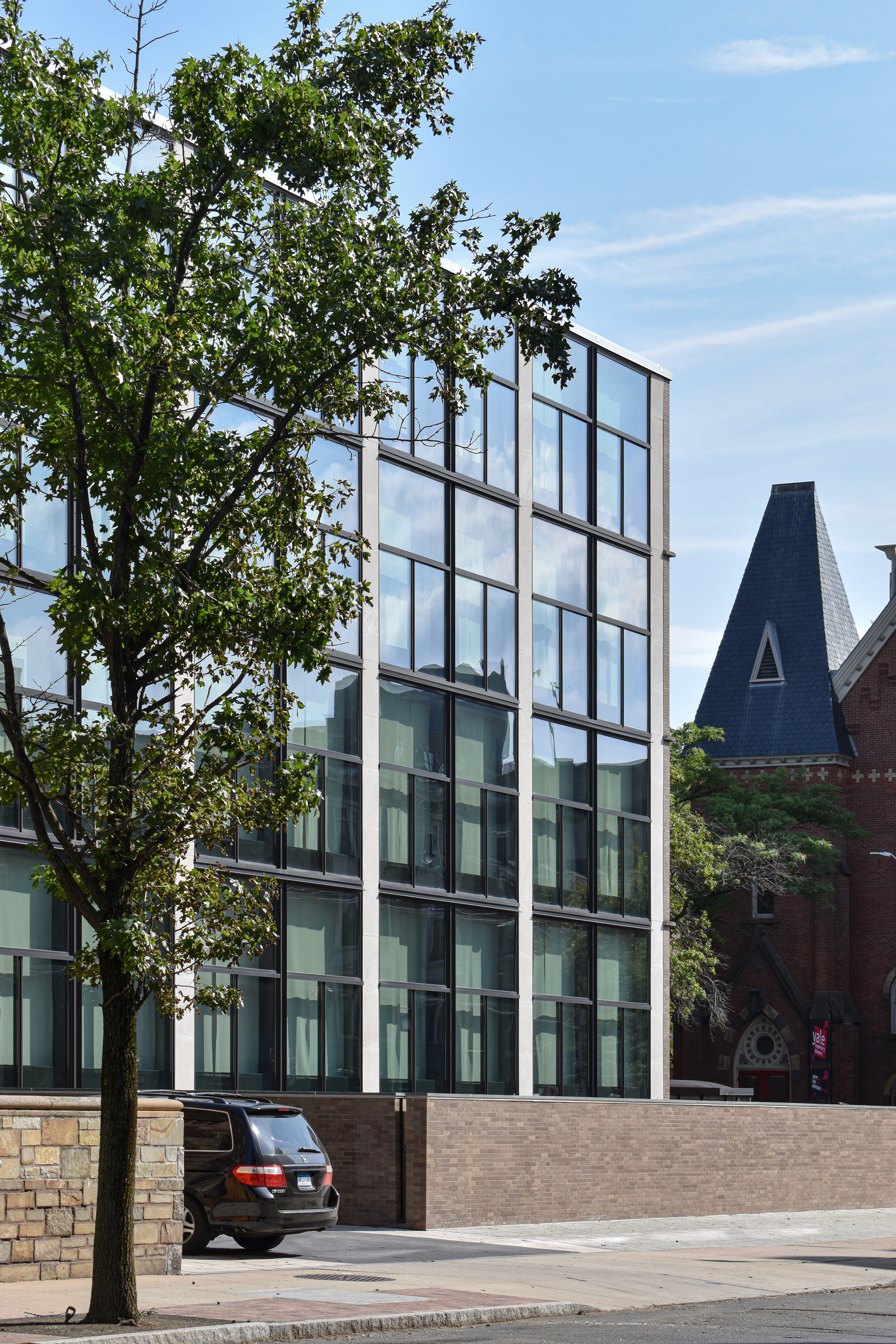 Yale_Art_Gallery_exterior with car parked