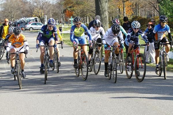 The women's field is off to a great start for the final race of this year's MAC Series.