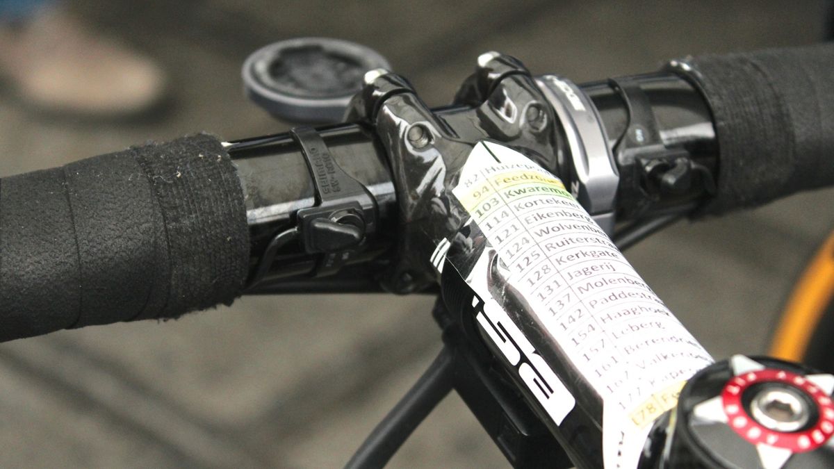 At Etixx, Stijn Vandenbergh runs sprint shifters with spliced cables up to his stem, making for a much smaller option than Shimano's substantial climbing switch
